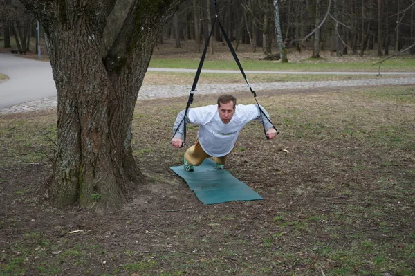 Treniruotė su kabančiais diržais parke